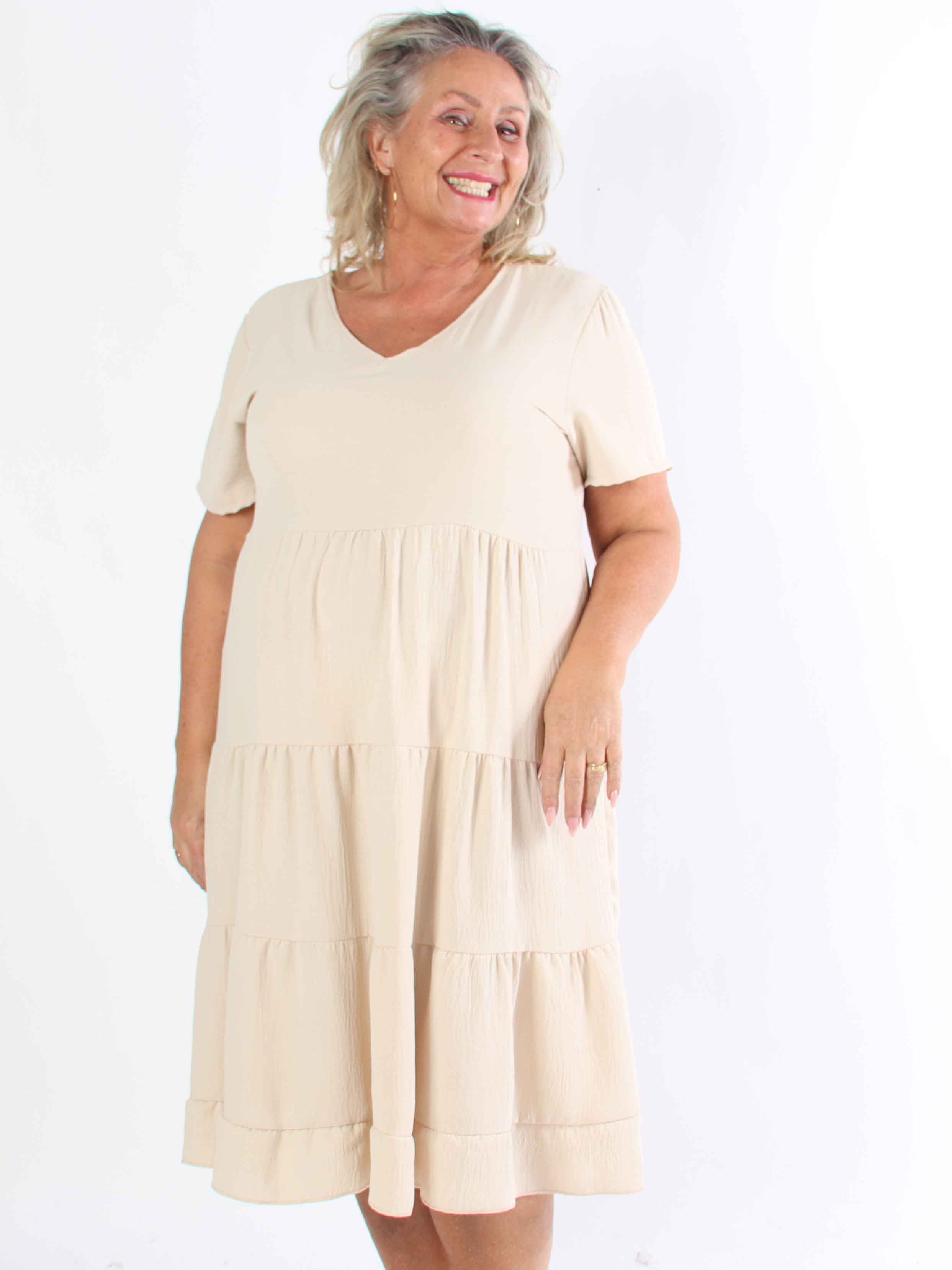 Shayna - Plus size kjole i viskose med broderet detaljer på ryggen